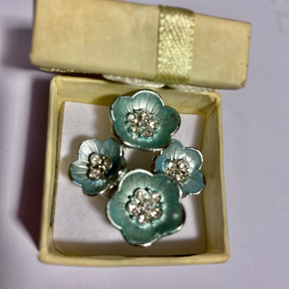 Adorable flower ring